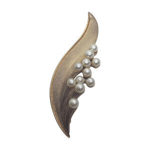 Vintage Trifari Leaf Brooch Gold Tone Faux Pearl Cluster Signed Texture & Smooth